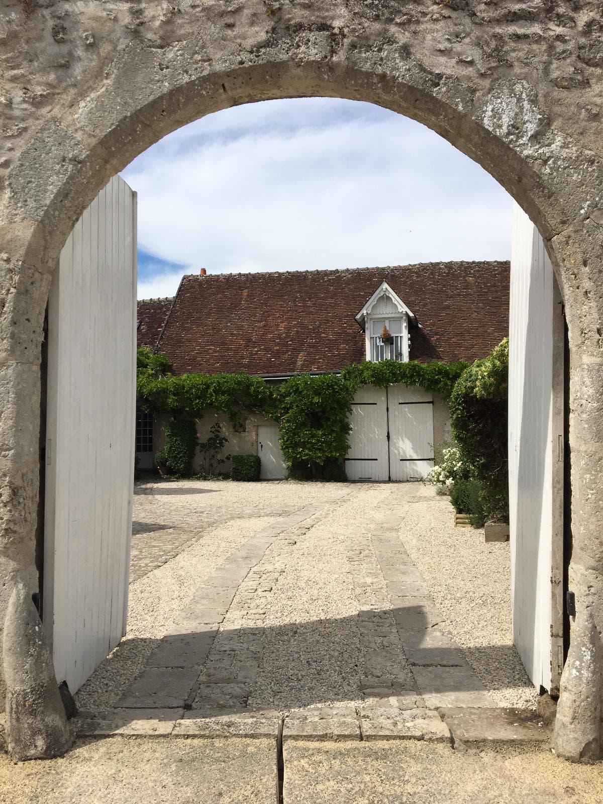 porche d'entrée donnant sur la cour