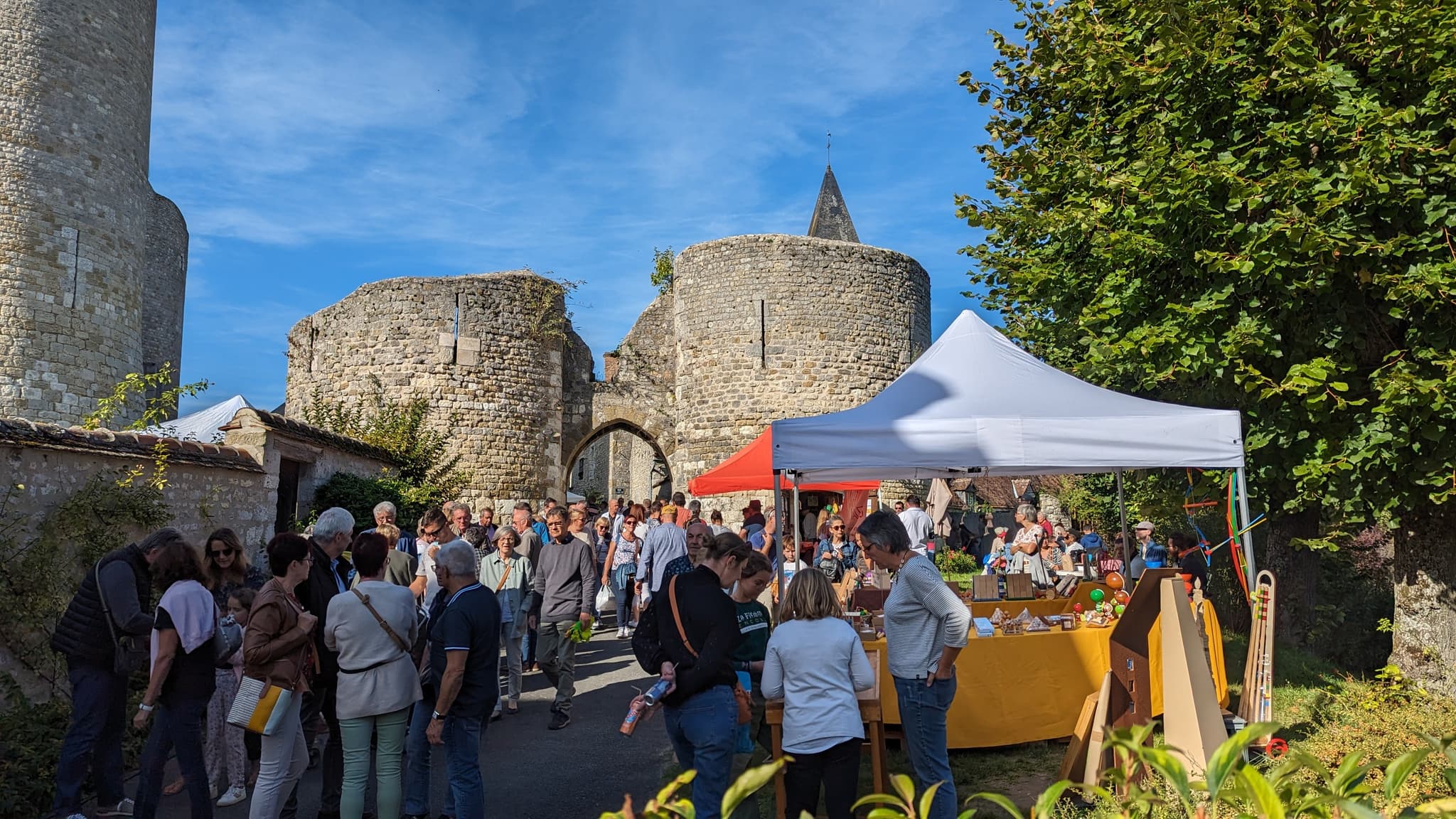 marché du terroir à Yèvre-le-Châtel