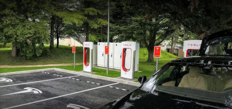 Parking bornes recharges Tesla2