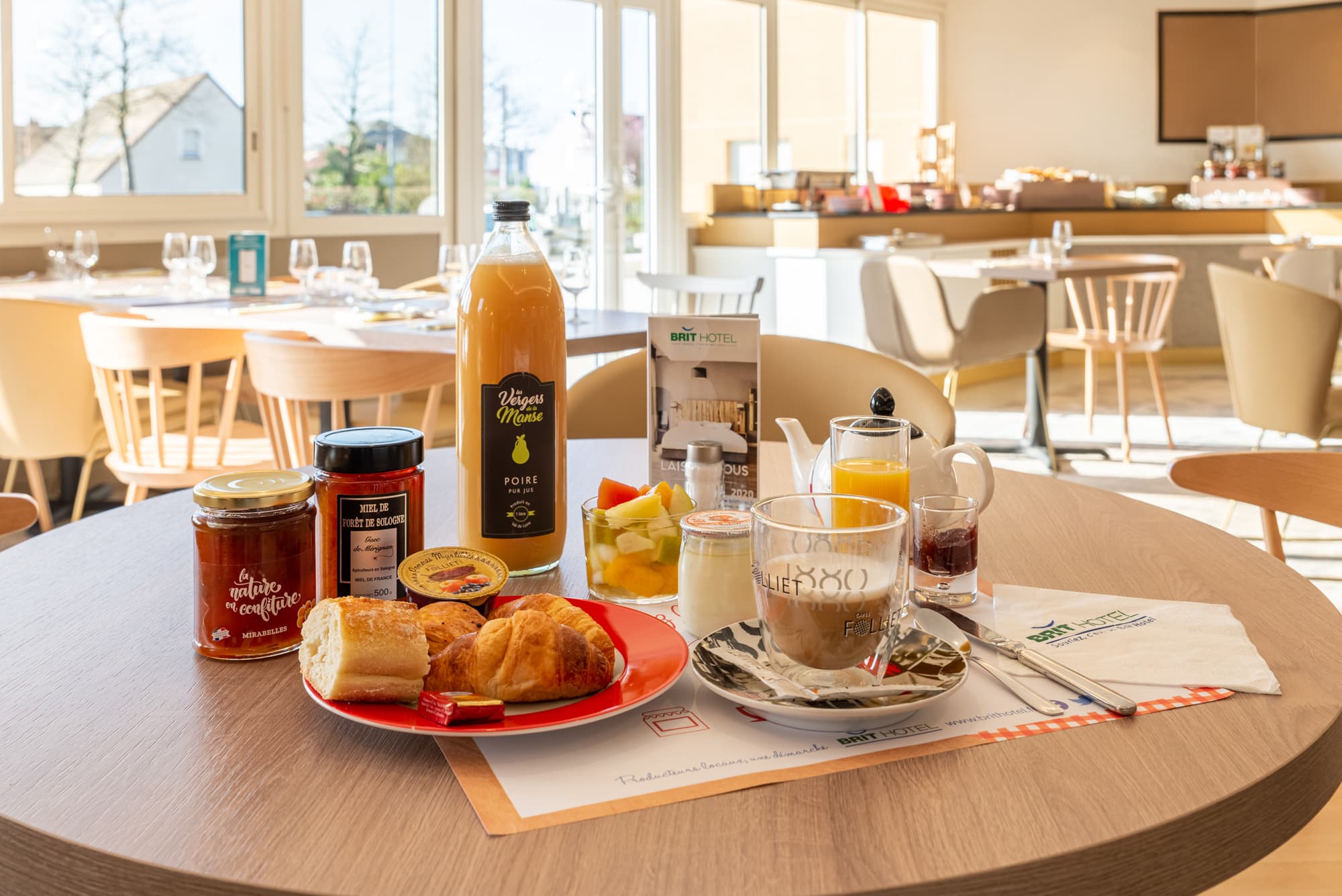 Petit-dejeuner-sur-table
