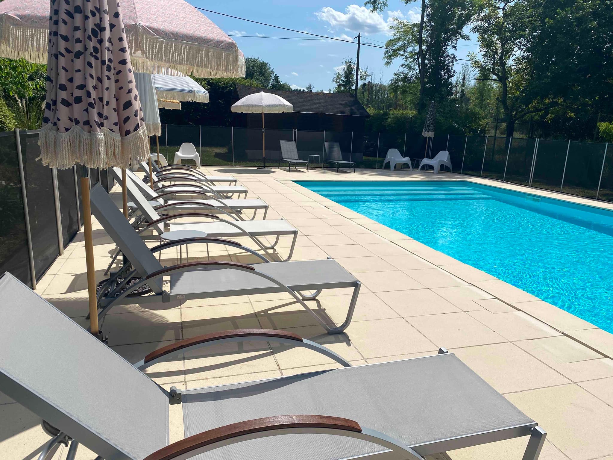 Piscine chaises longues et parasols