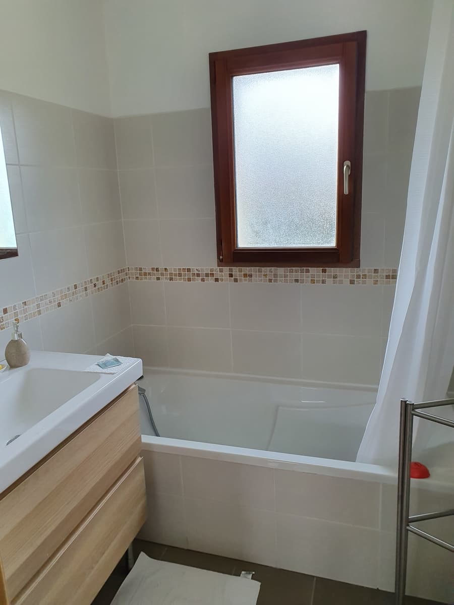 CHOUZE SUR LOIRE- LA GRANGE DE LA HURTAUDERIE-Salle de bain