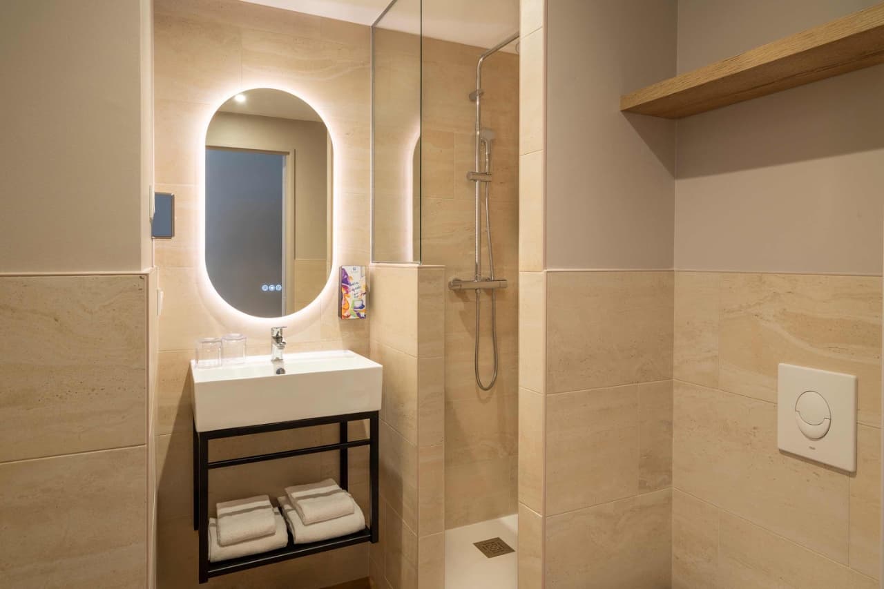 Salle de bain Standard Sure Hotel by Best Western Tours Sud