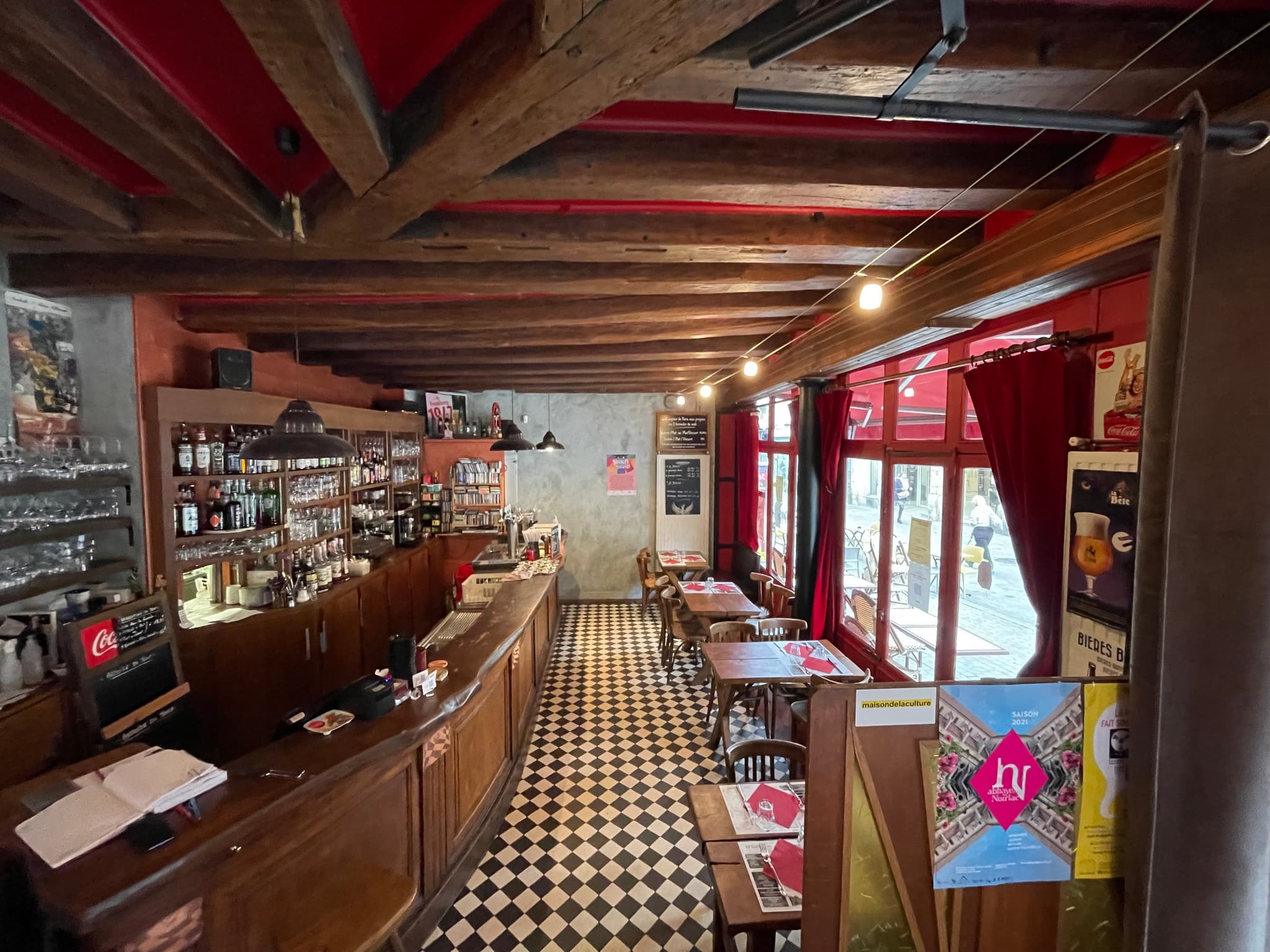 Salle et bar
