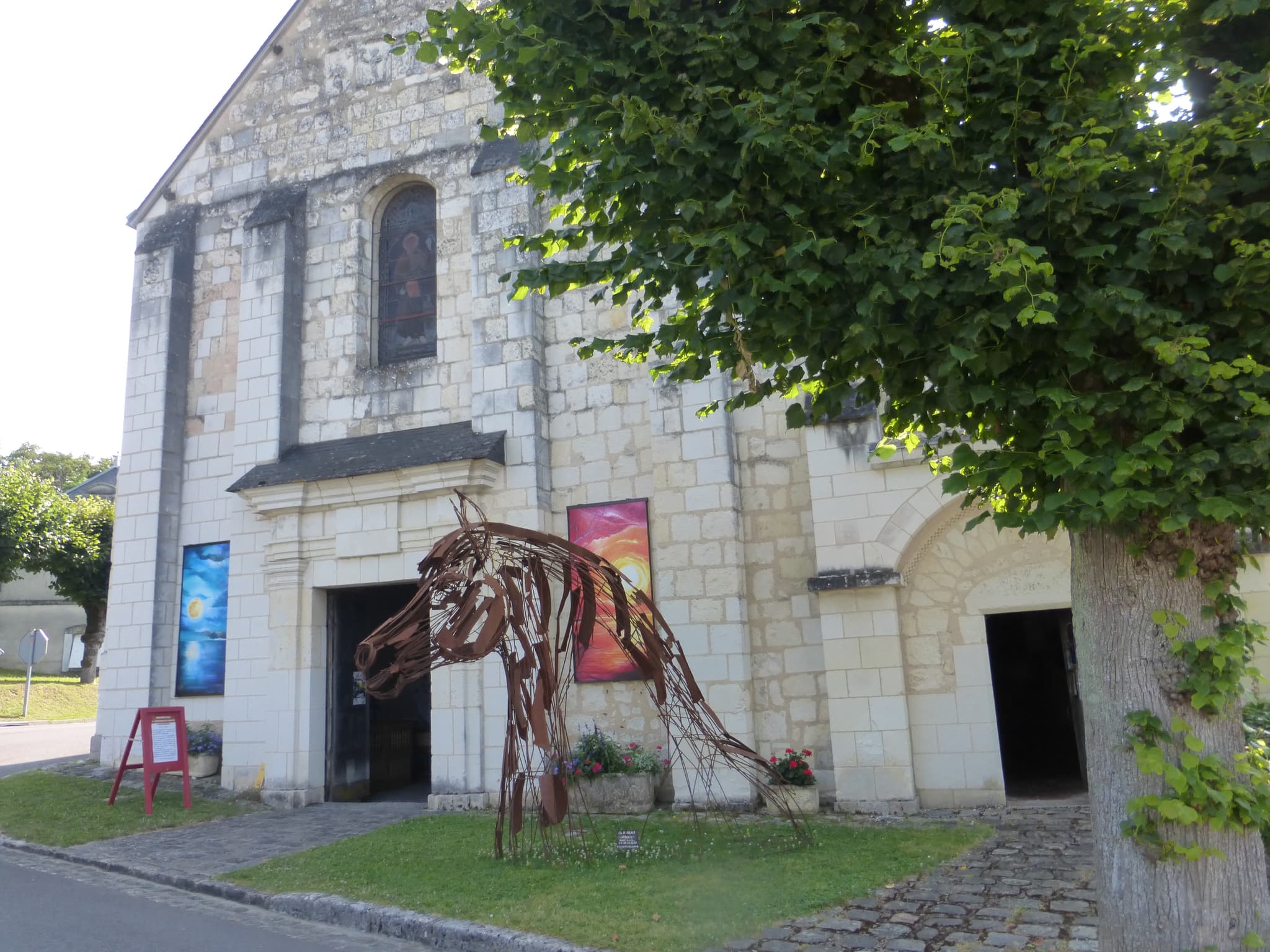 Sur le parvis de l'église
