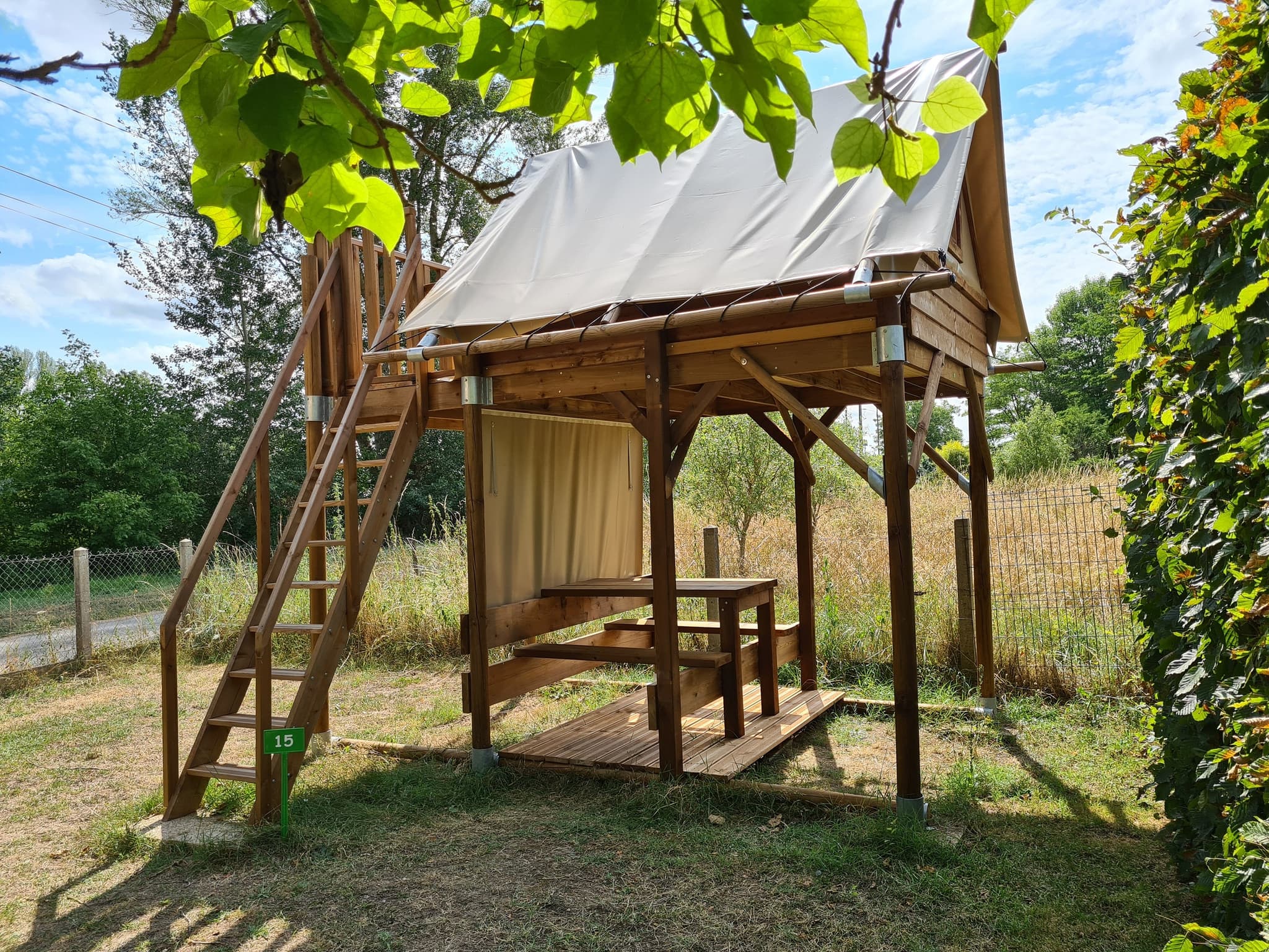 Tente bivouac sur pilotis
