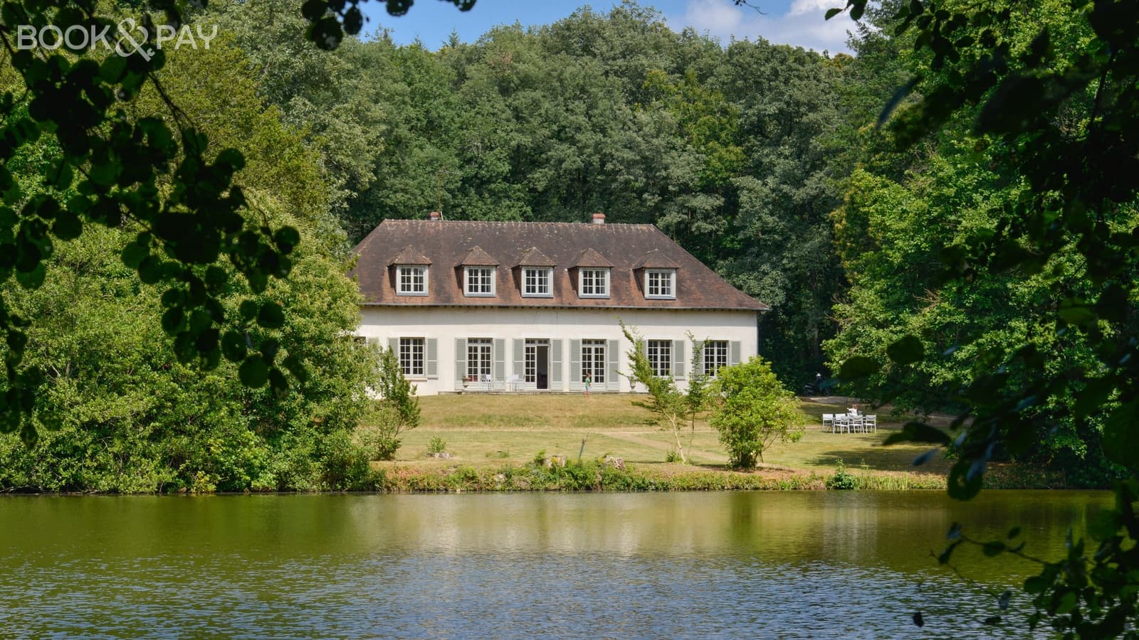 Vue étang et maison