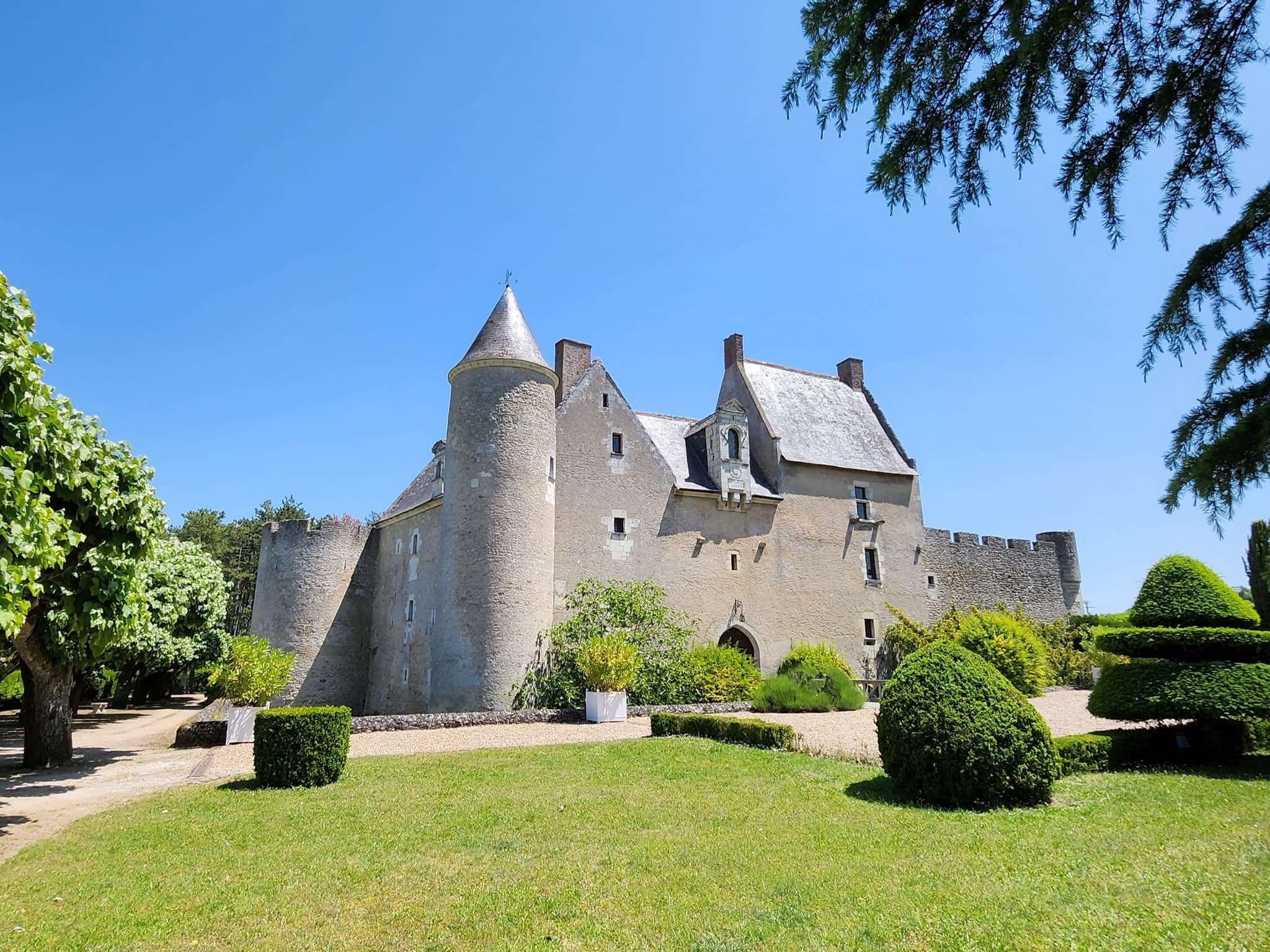 LIGNIERE-DE-TOURAINE-Château de Fontenay-Vue sur le Château
