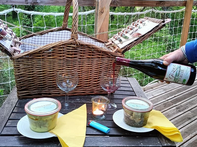 Panier repas dans la cabane perchée du château de Gizeux