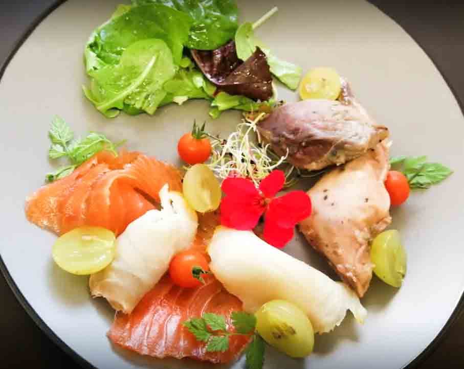 Salade de caille et poissons fumé