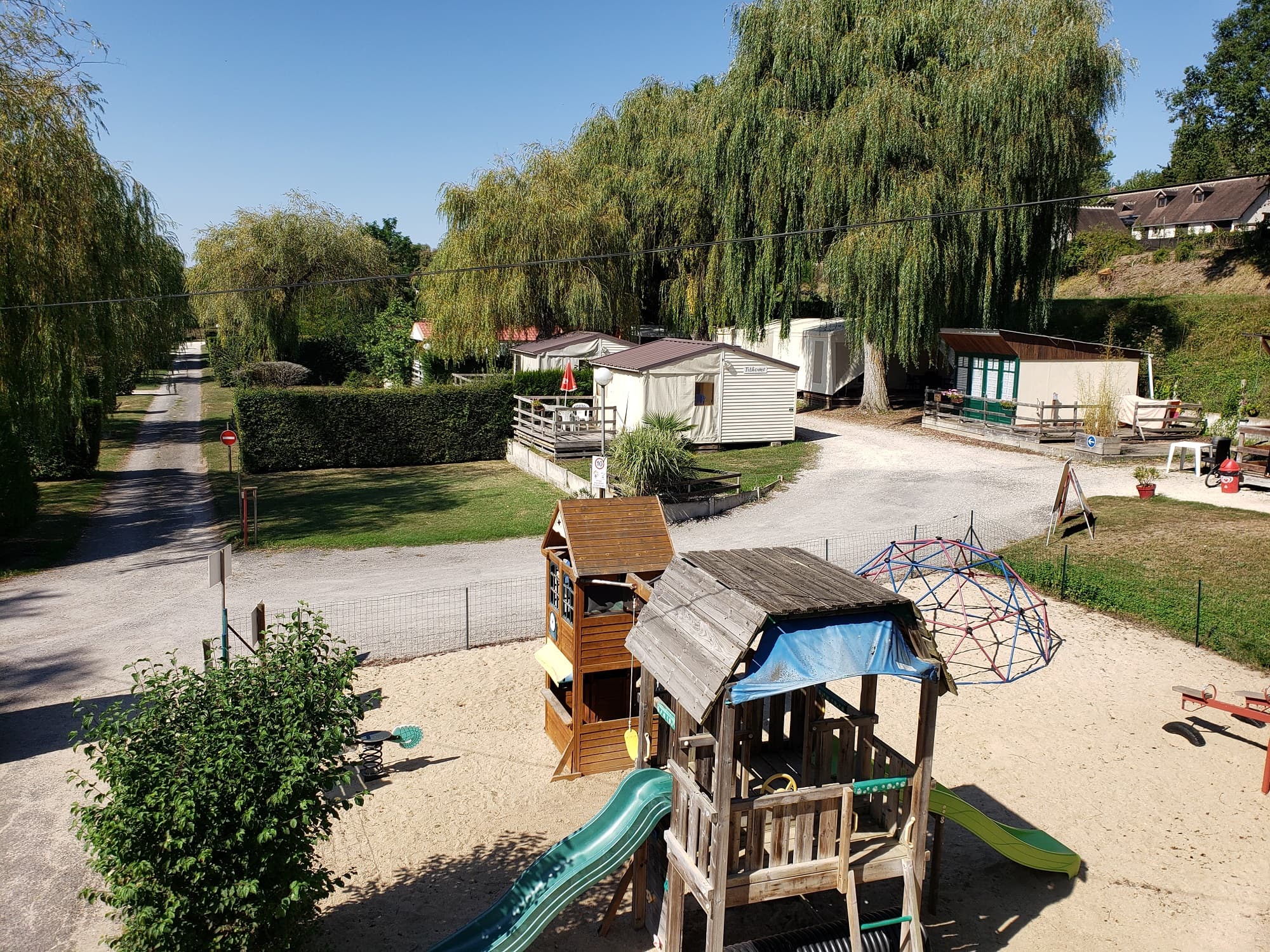 camping-lentredeux-airedejeux-ZOOPARC-BEAUVAL