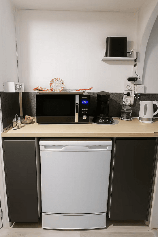 Cuisine avec four combiné, frigo, bouilloire et tout ce dont vous avez besoin
