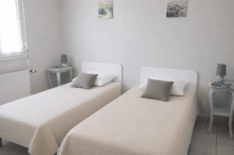chambre avec penderie et bureau