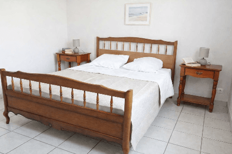 chambre avec penderie et bureau