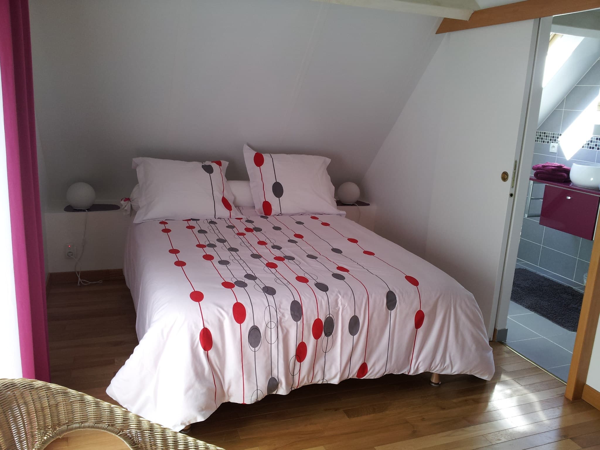 Dammarie en Puisaye -Gîte -chambre_framboise_lit_140x200