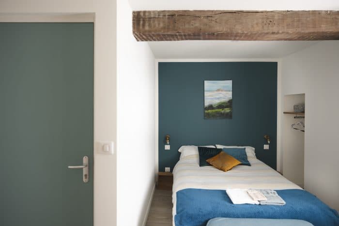 chambre verte lit-700x467