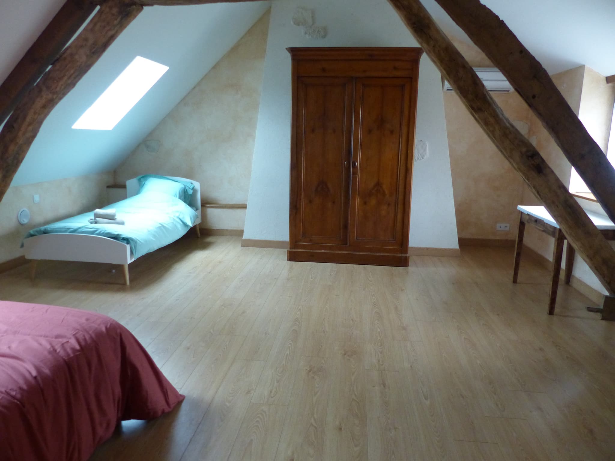 grande chambre avec petit lit