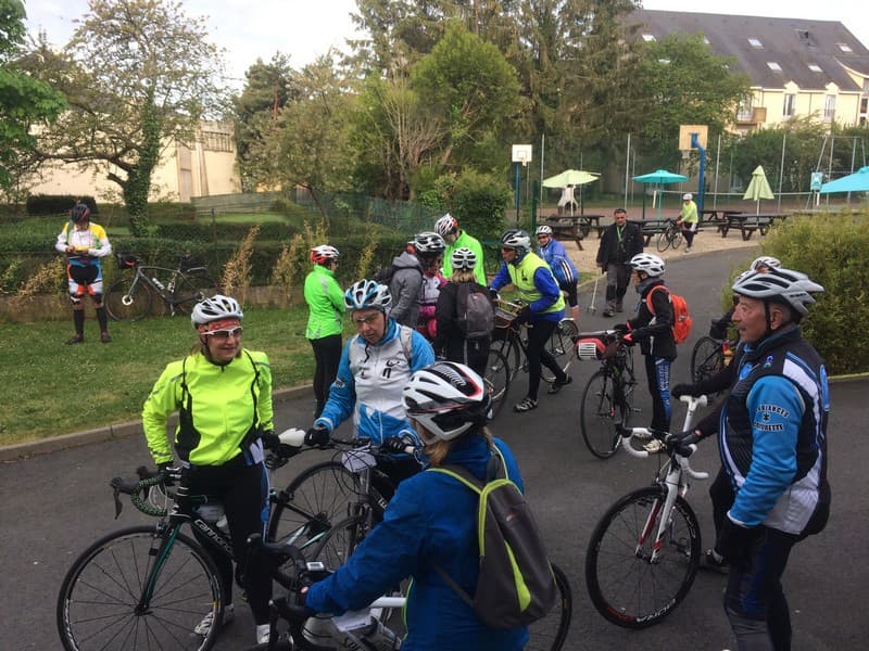 Groupe devant l'Auberge de Jeunesse Vendôme
