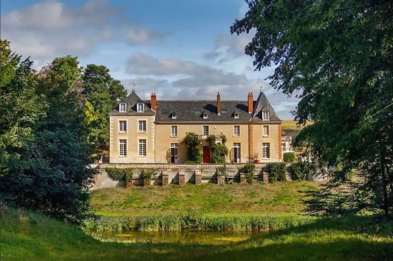 Façade du château de la Huberdière sur le plan d'eau à Nazelles-Négron