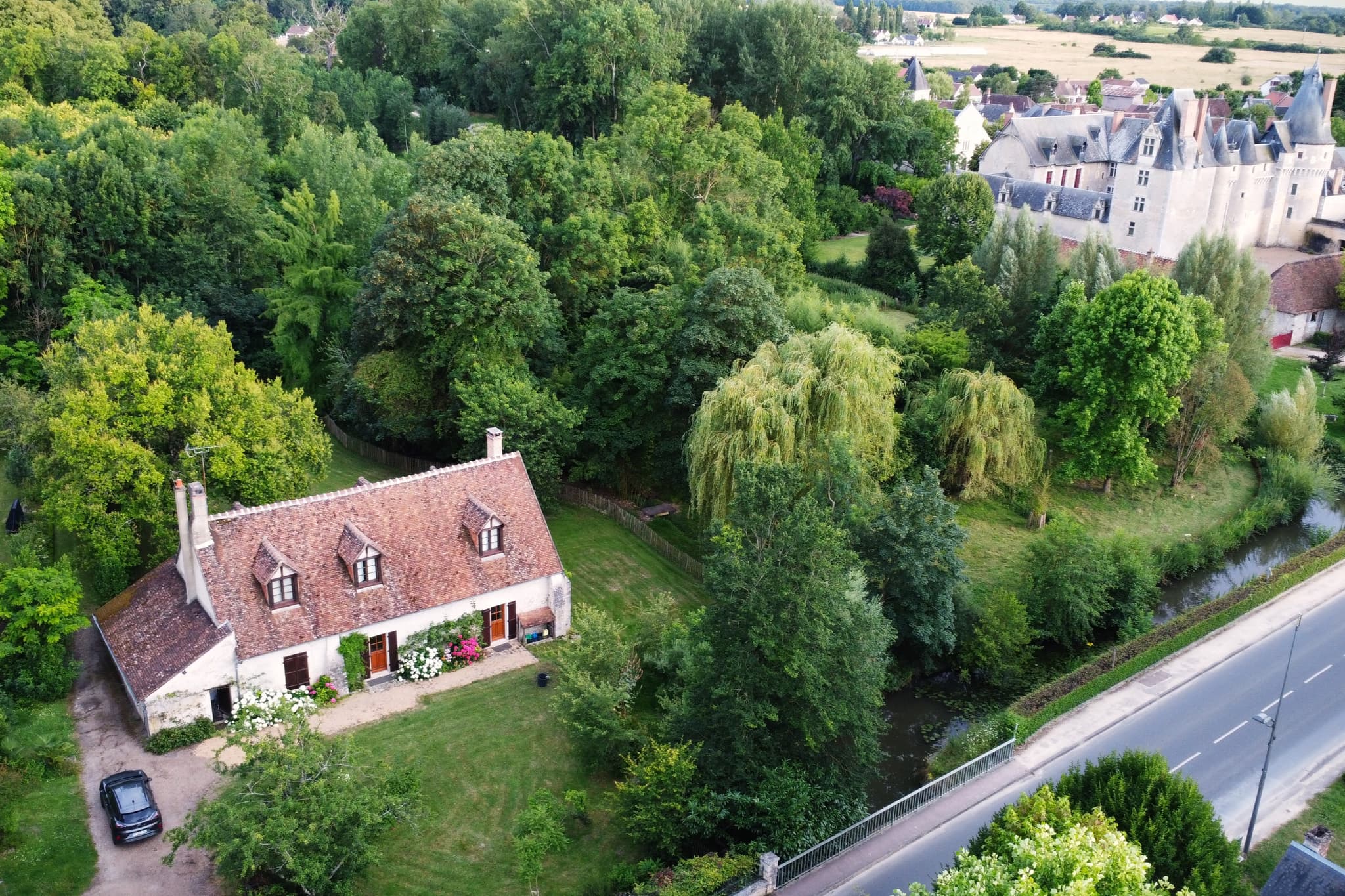 chateau de Fougères-sur Bièvre et le gite au Jardin de Grand-Père