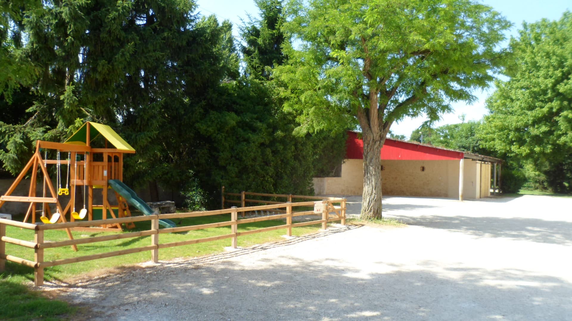 parking + aire de jeux