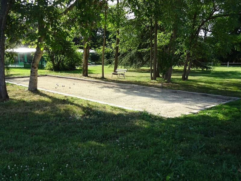 Le terrain de pétanque