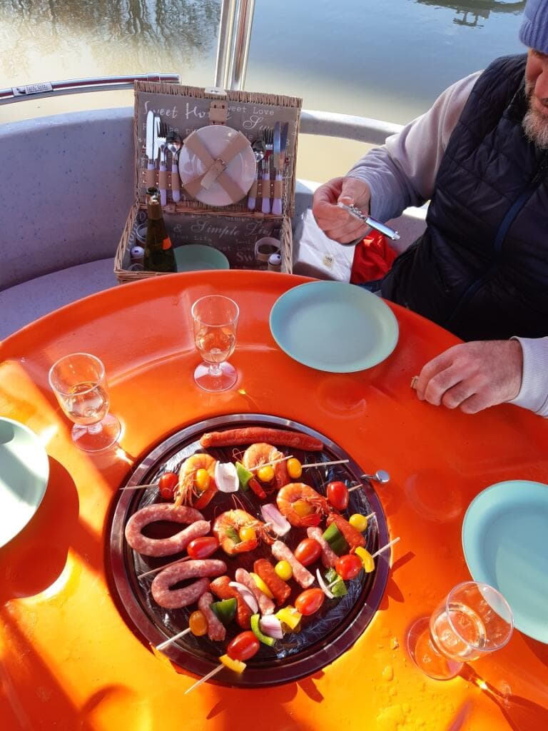 Briare - Le pouce Do -repas sur bateau donut