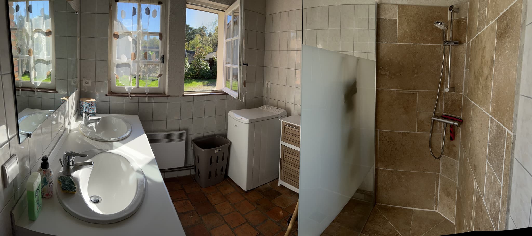 salle de bain du bas entière
