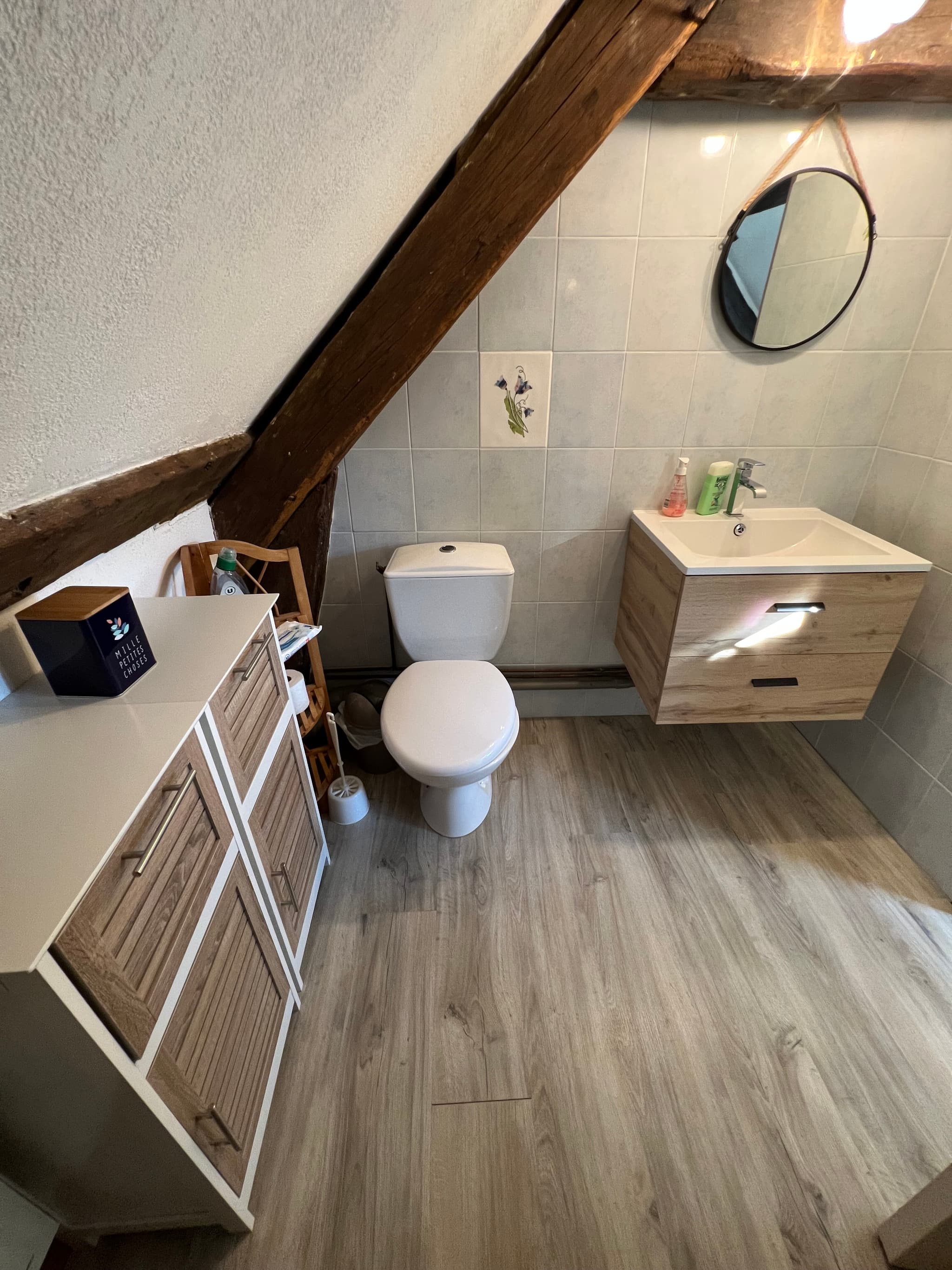salle de bain du haut avec meuble