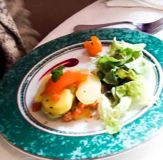 Salade de charlotte au saumon fumé maison