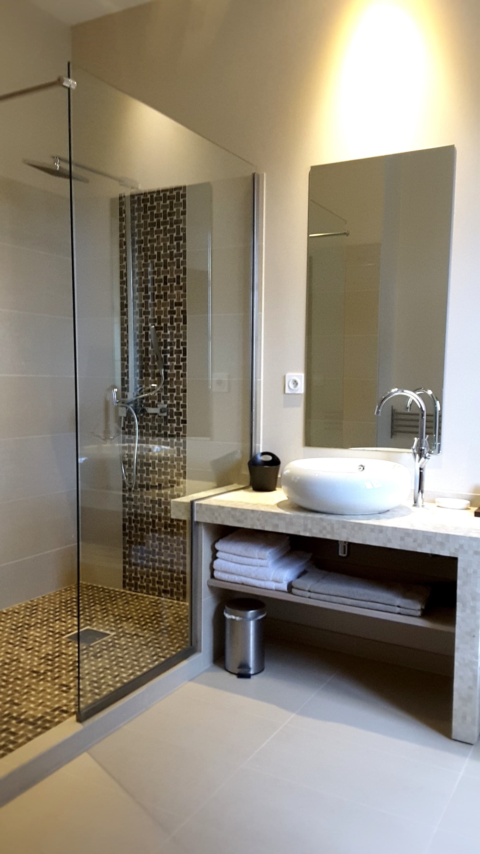 scarlet-shower-room