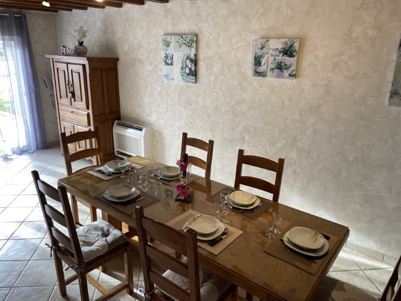 espace repas avec acces terrasse et jardin