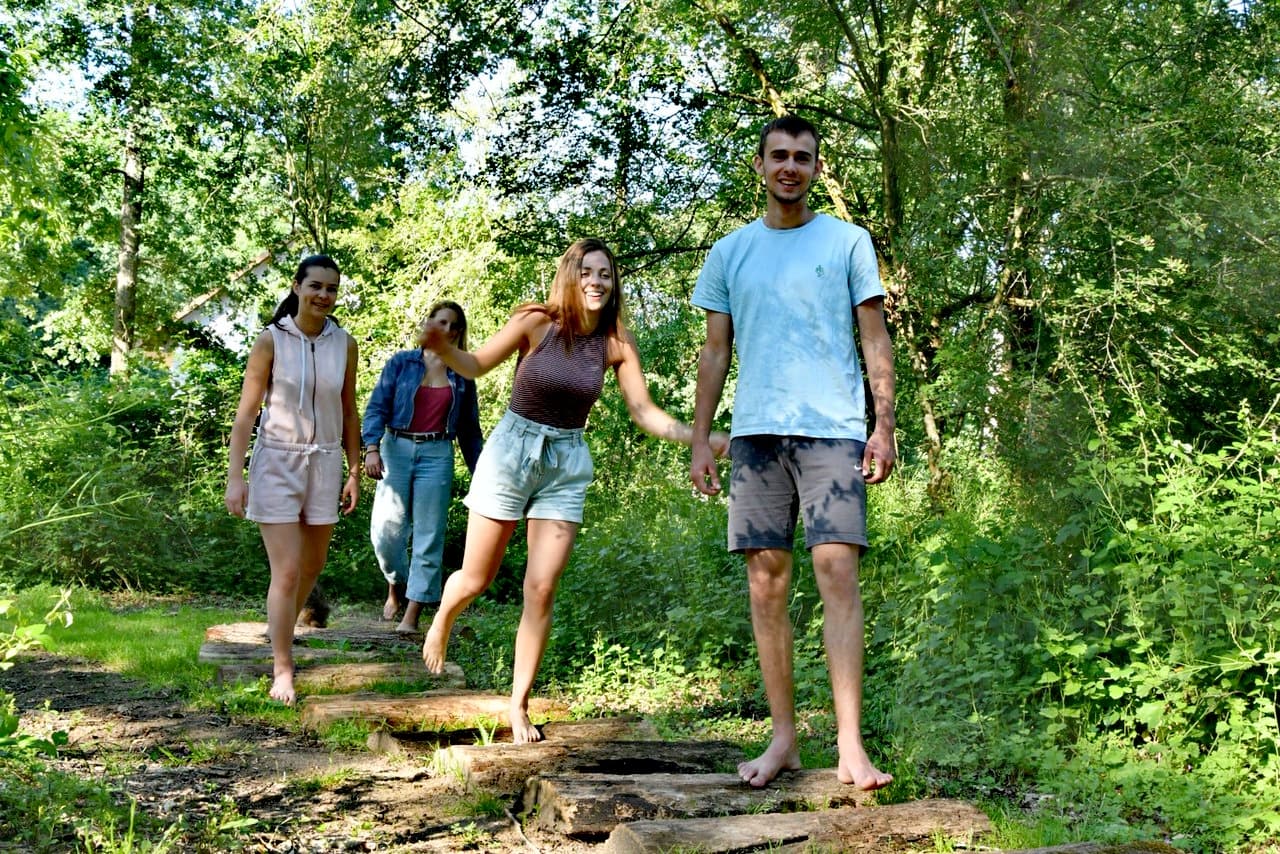 sentier pieds nus groupe ados
