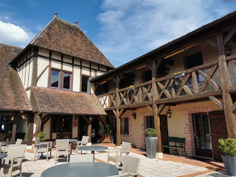 sologne-tourisme-auberge-duchevalblanc-cour