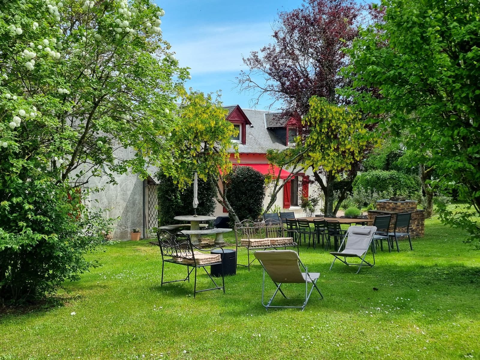tables et transats dans le jardin