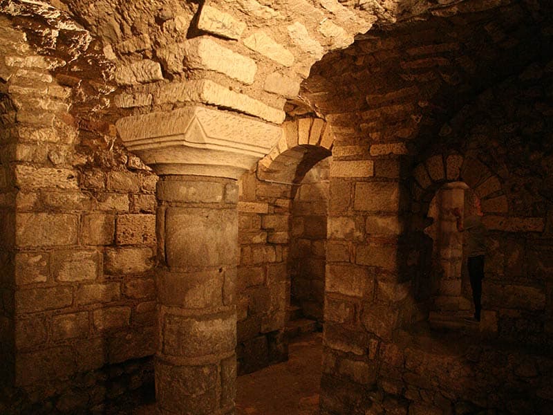 visite-guidee-crypte-saint-avit-orleans