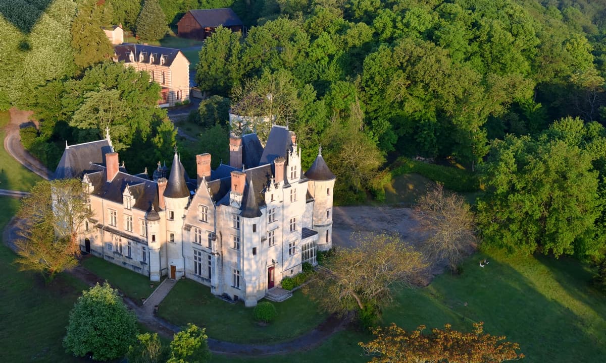NOYANT DE TOURAINE-Chateau de Brouvue du ciel