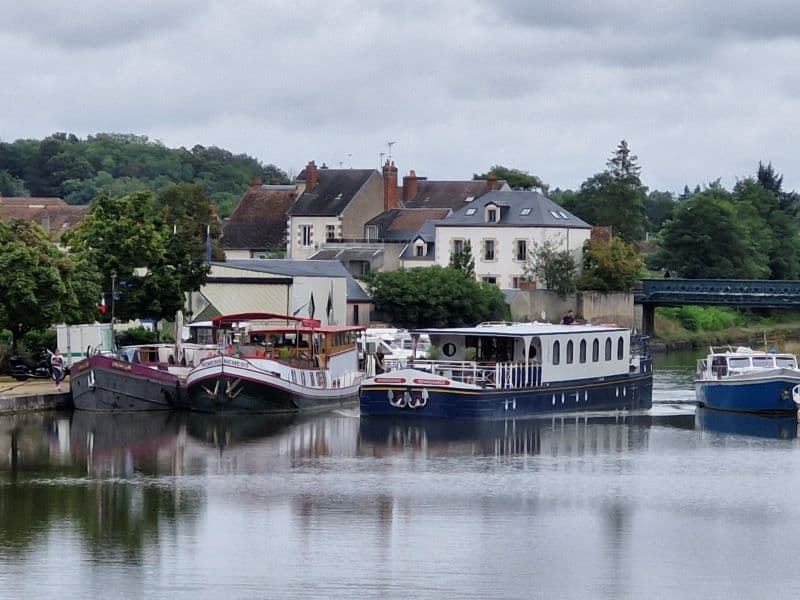 Briare - Gite entre loyre et canaux - vue port peniche 800x600