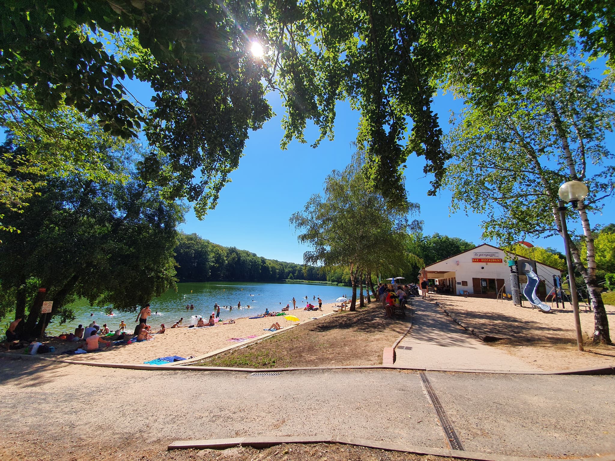 Plage et guinguette de l'étang Grenetier - La Machine