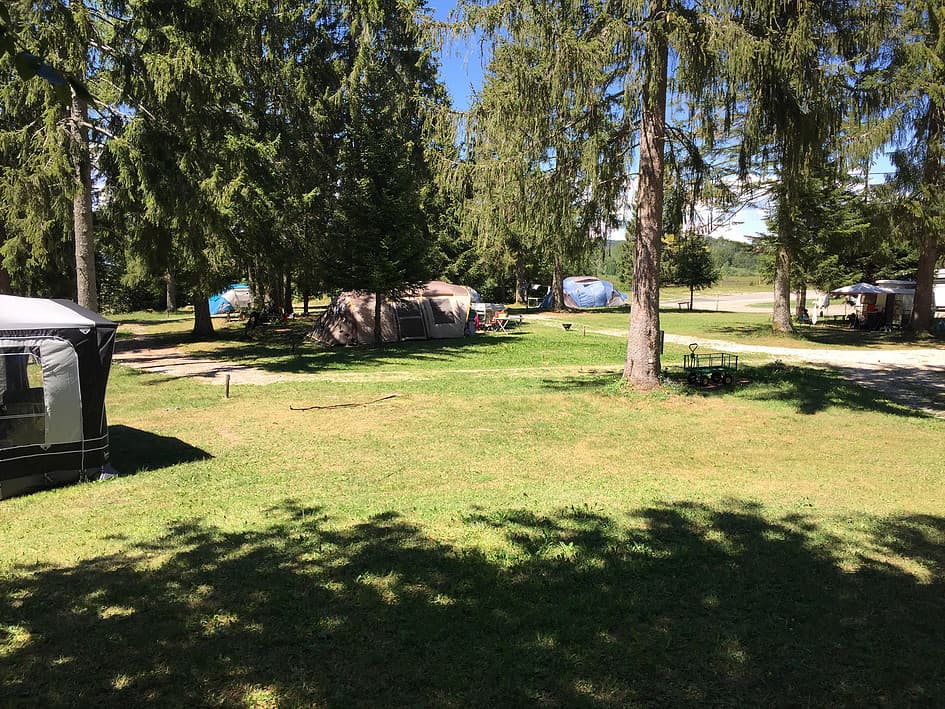 Camping du Bugnon : Camping tranquille avec emplacements à l'ombre