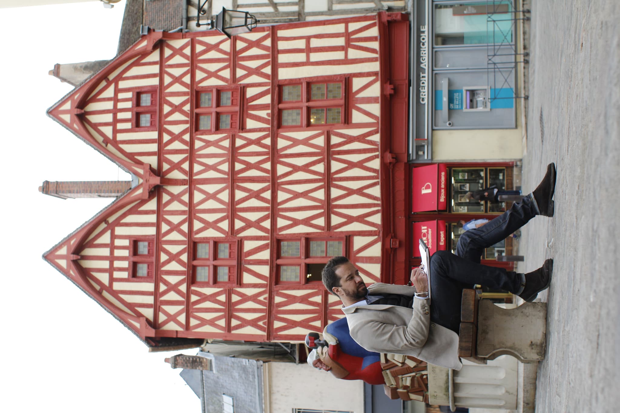 Benoit devant la Maison Rouge