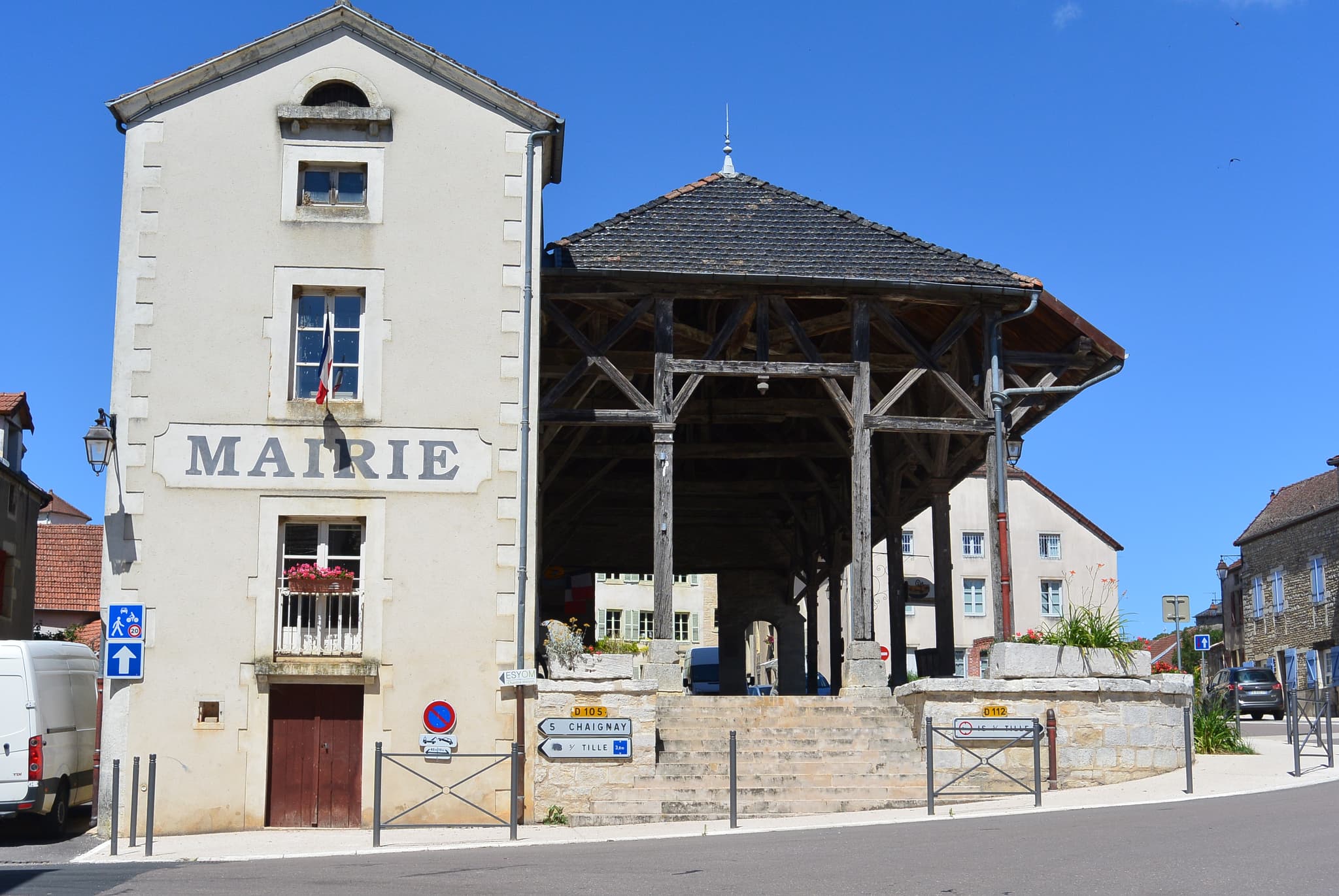 mairie_halles_gemeaux