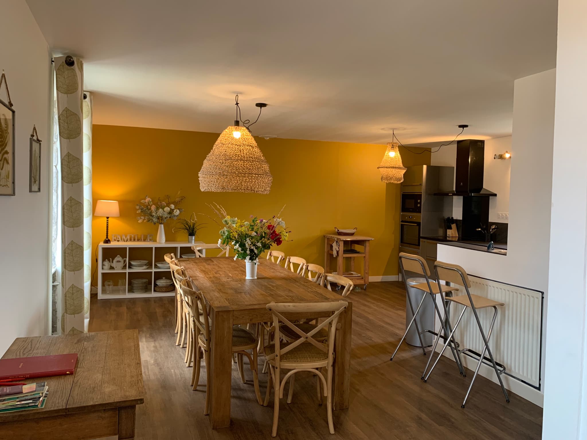 Salle à manger lumineuse et spacieuse