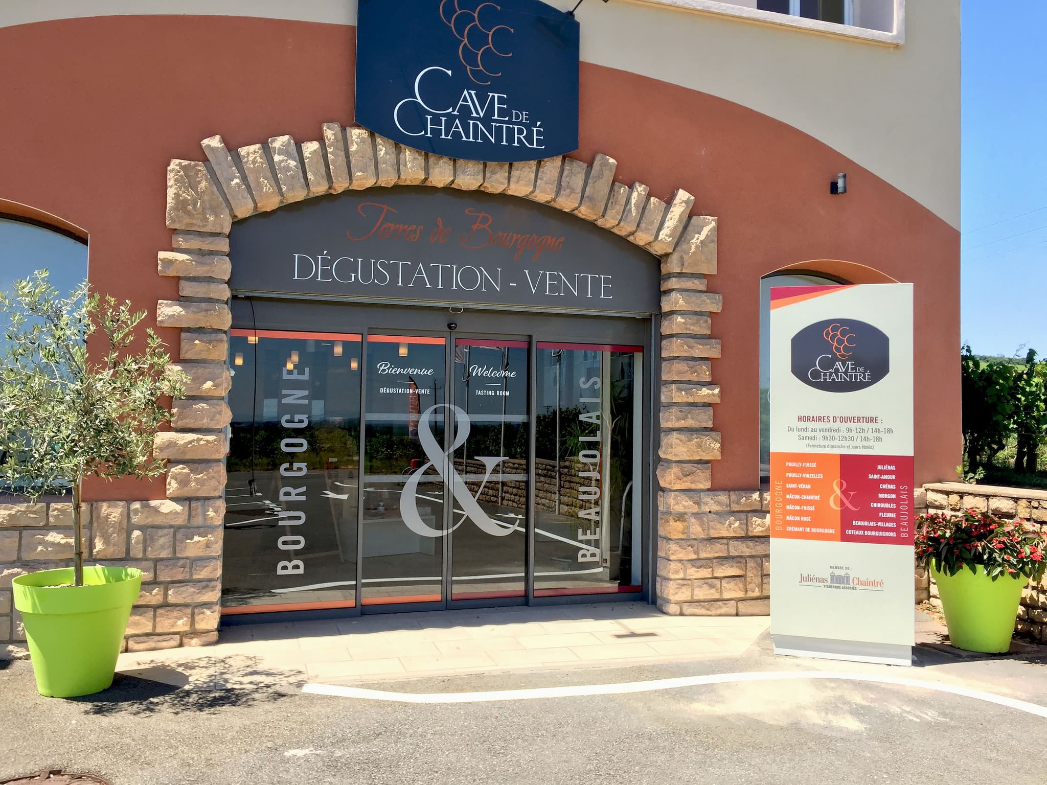 Entrée de l'espace de dégustation-vente