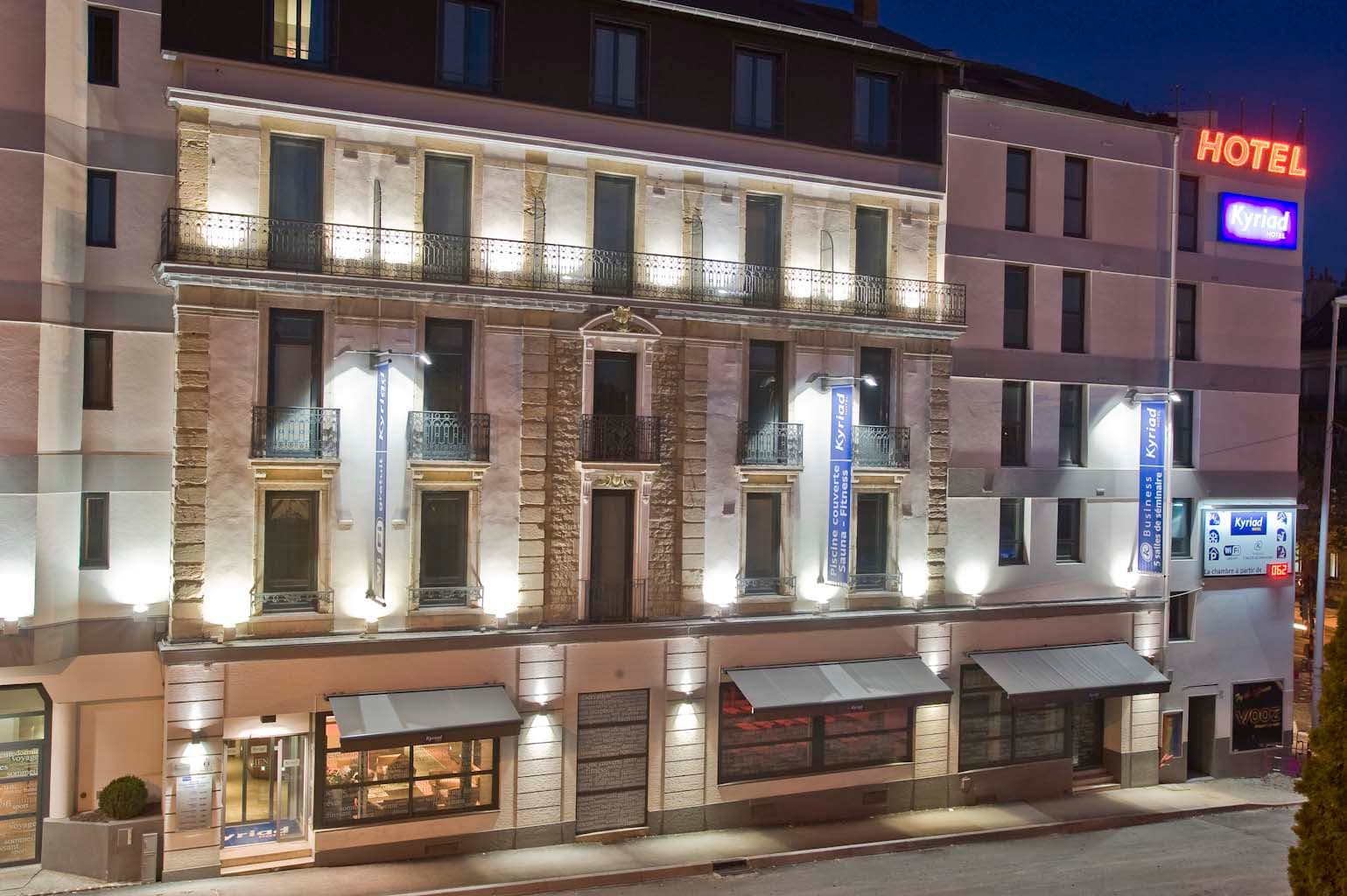 FACADE NUIT