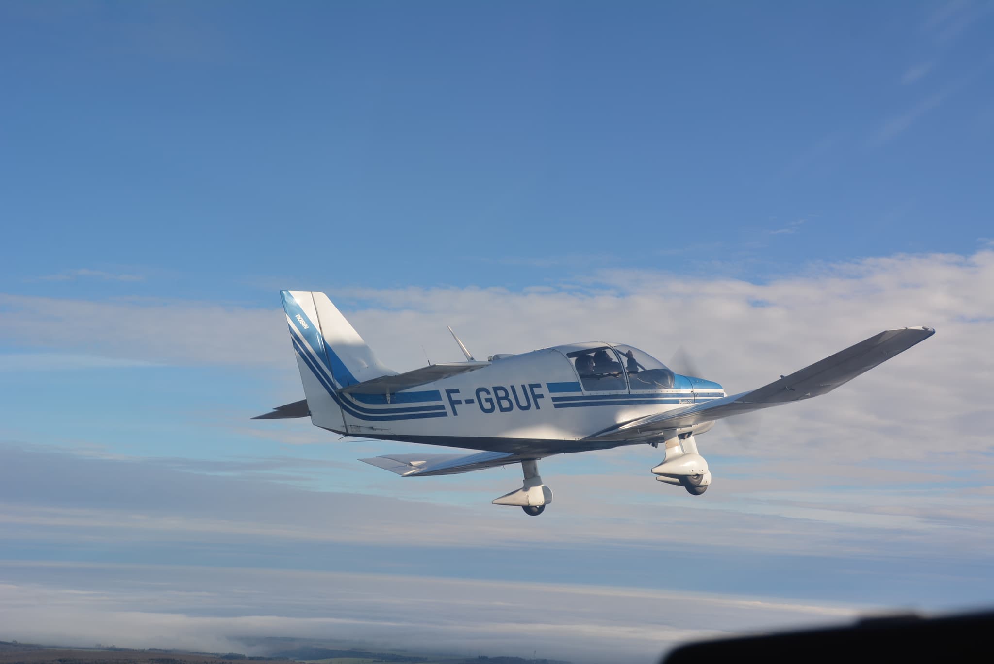 AVION ROBIN DR 400 EN VOL - 4 places