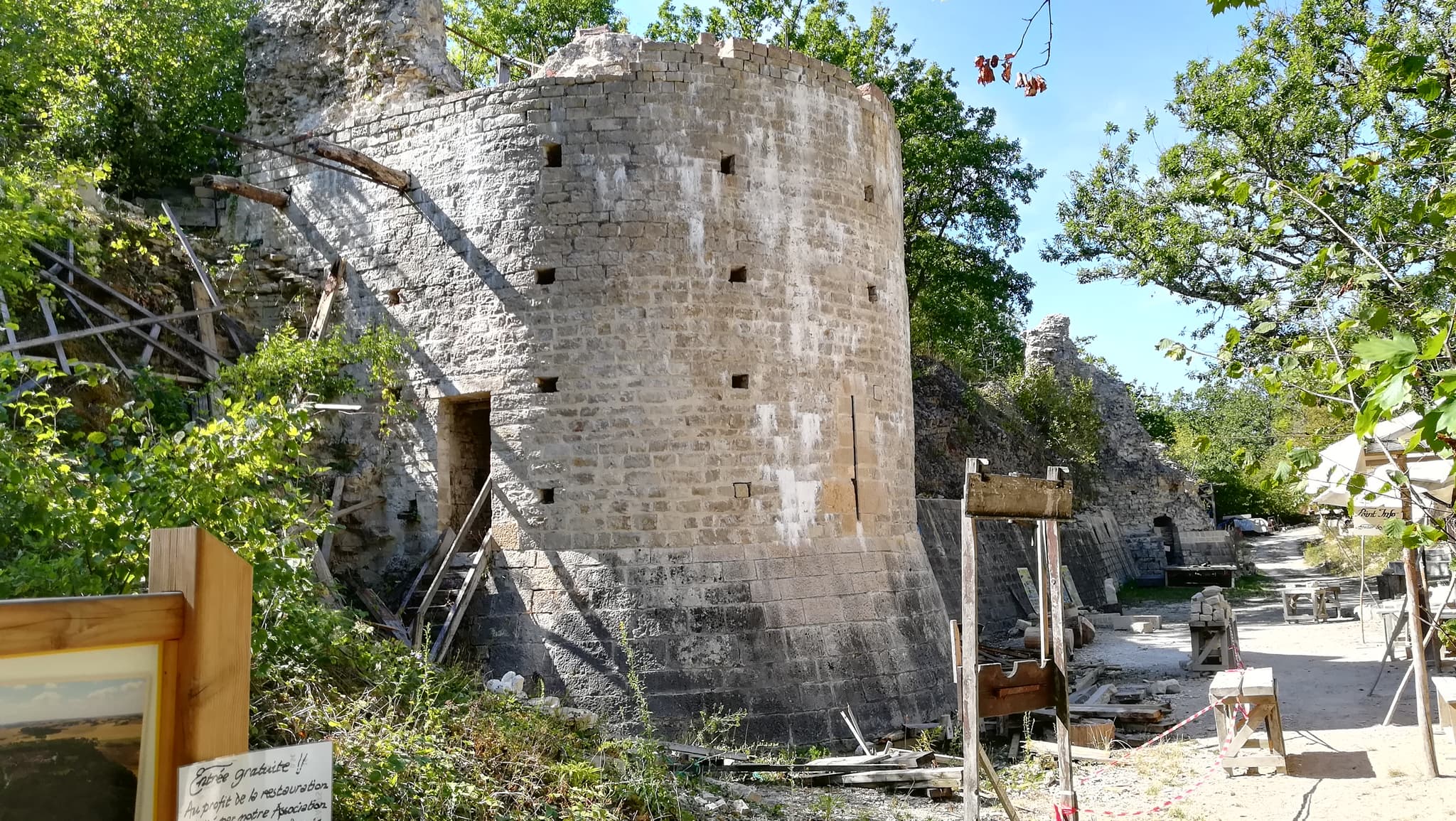 SITE DU VIEUX CHÂTEAU DE NOYERS