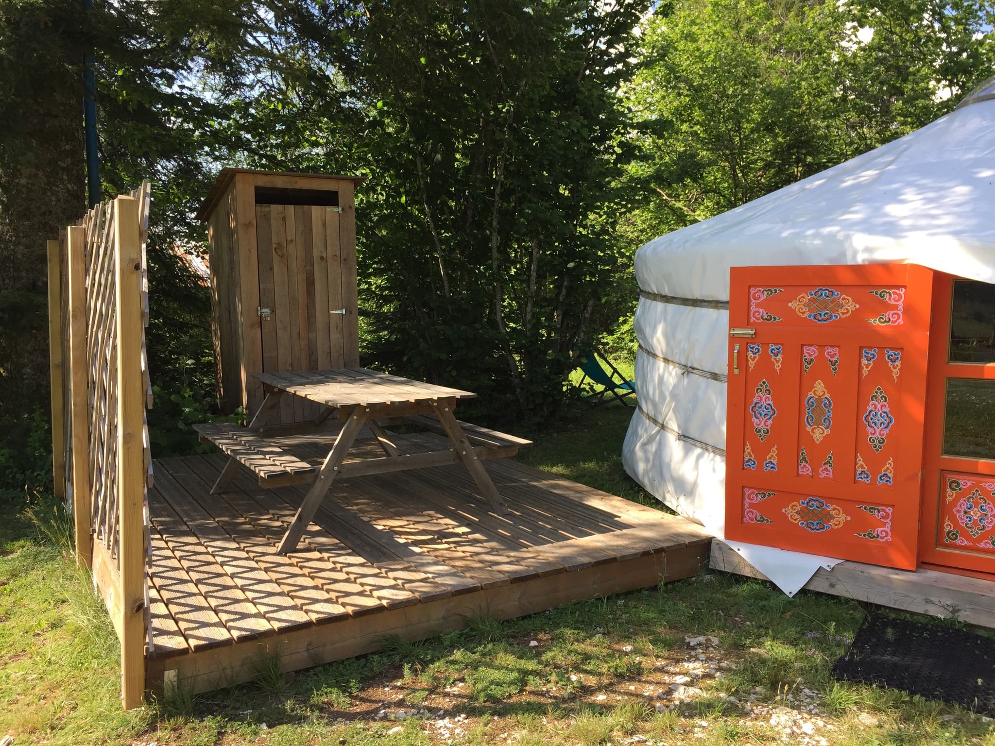 Yourte et table de pique-nique au Domaine du Bugnon