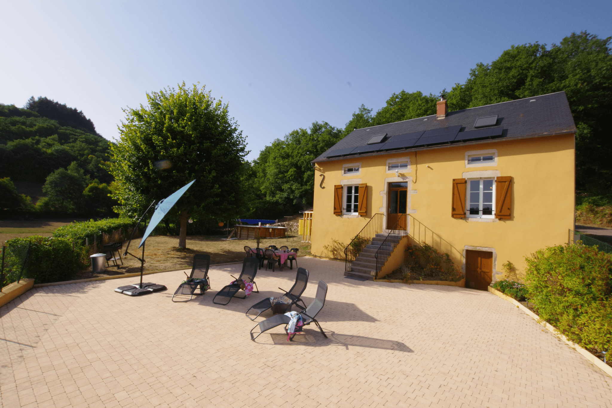 Façade du gîte, terrase et jardin. Les Meulots, parc du Morvan, Bourgogn