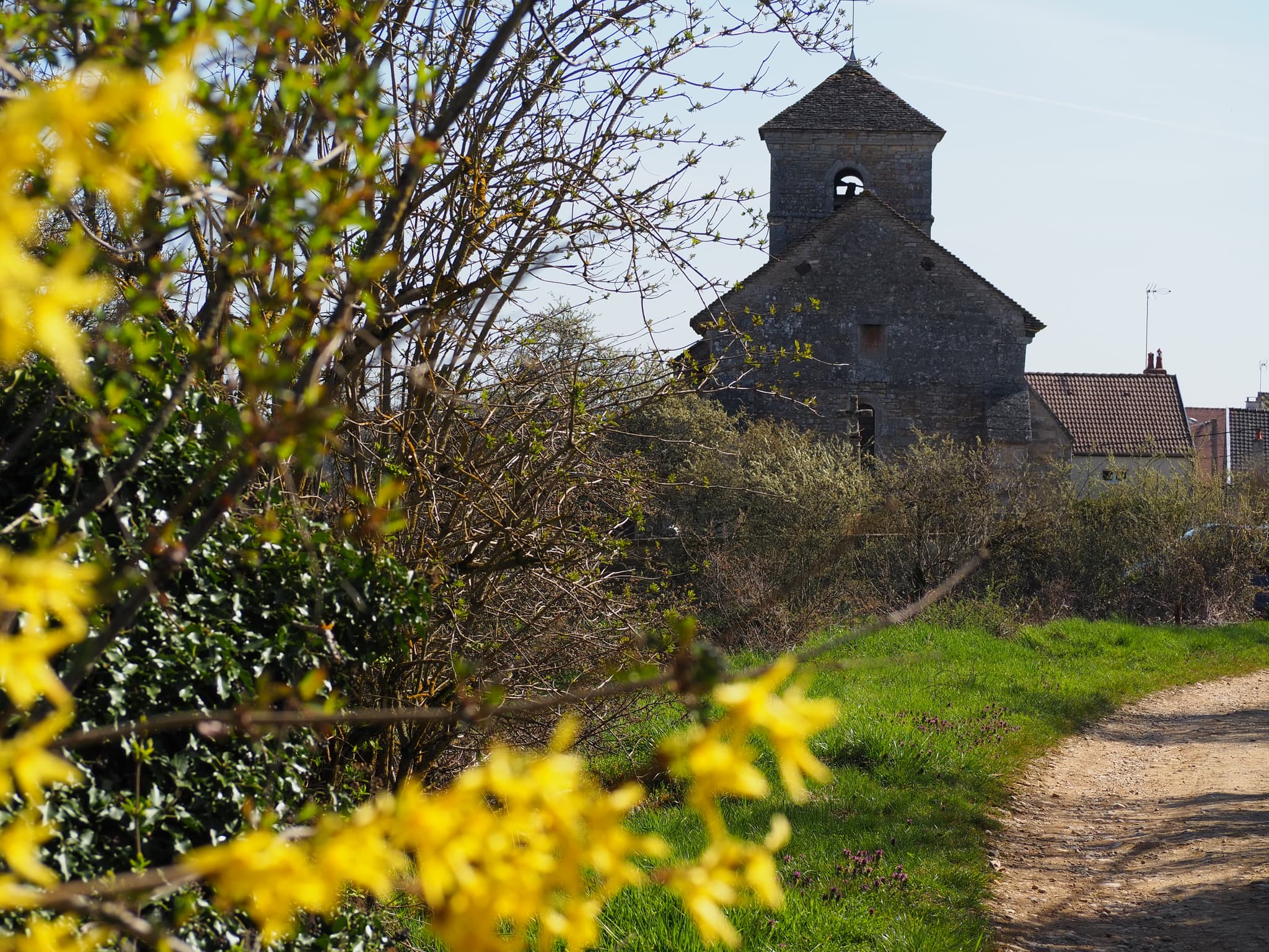 eglise_fortifiee_pichanges_bourgogne